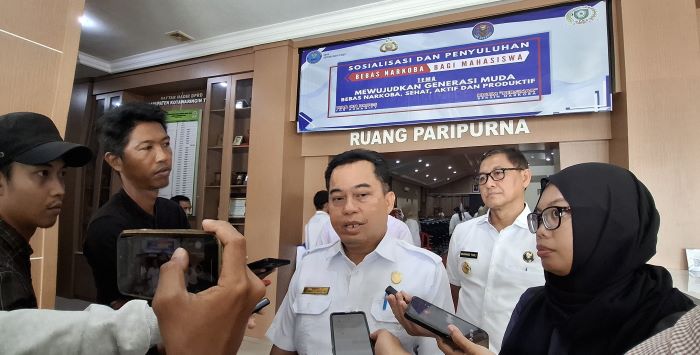 WAWANCARA: Ketua DPRD Kotim Rimbun dibincangi awak media seusai kegiatan sosialisasi penyalahgunaan narkoba yang dihadiri mahasiswa dan perwakilan perguruan tinggi di Kotim, Rabu (26/11/2025). FOTO: R