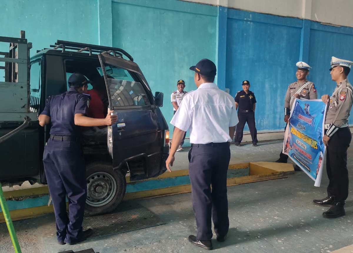 PASTIKAN LAIK: Petugas memeriksa armada sawit sebagai bagian dari Operasi Zebra Telabang 2025 di Seruyan, Kamis (27/11).