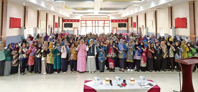 FOTO BERSAMA: Pembukaan Workshop Pembinaan Usaha Kesehatan Sekolah (UKS) dan dokter kecil bagi satuan PAUD, Kamis (27/11/2025). FOTO: YUNI/RADAR SAMPIT