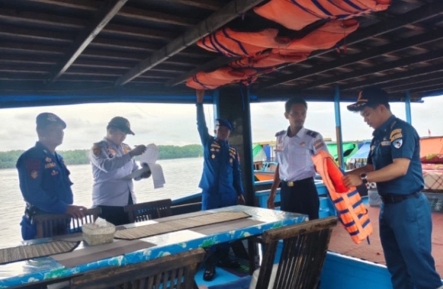 Tim gabungan saat melakukan ramp check kapal wisata di dermaga TNTP, Kumai Hulu, Kecamatan Kumai, Kabupaten Kobar, belum lama ini.