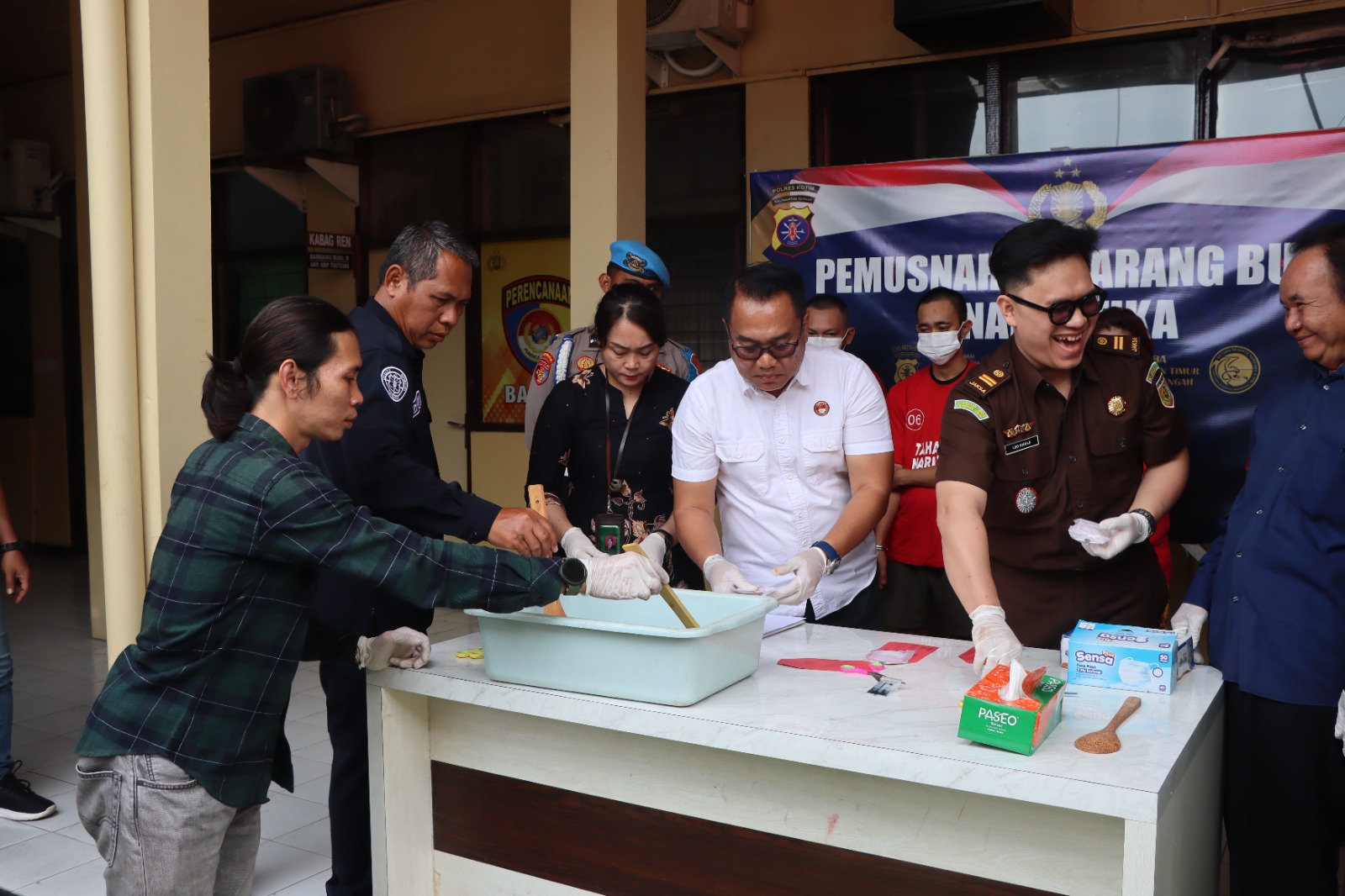Pemusnahan barang bukti jenis sabu hasil pengungkapan, di Mapolres Kotim, Kamis (27/11) siang.