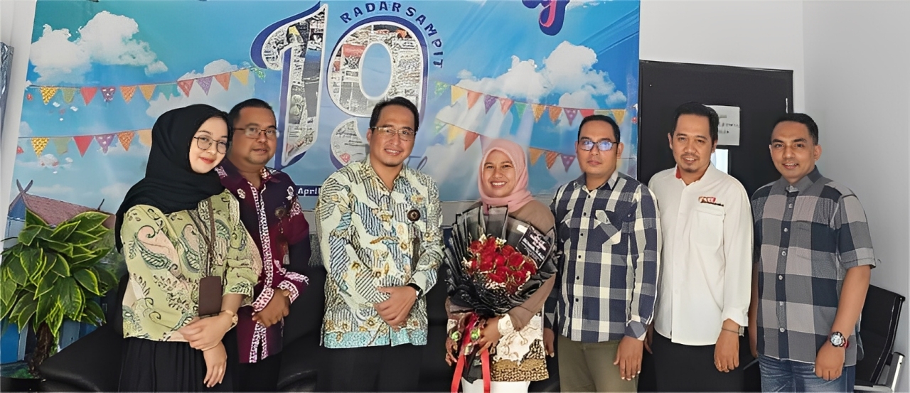 Pimpinan Bank Kalteng Cabang Sampit Sigit Purnama Aji, dan staf  memberikan kejutan ulang tahun berupa Buket Bunga Mawar, kepada Direktur Radar Sampit Siti Fauziah saat bersilaturahmi, Kamis (27/11).