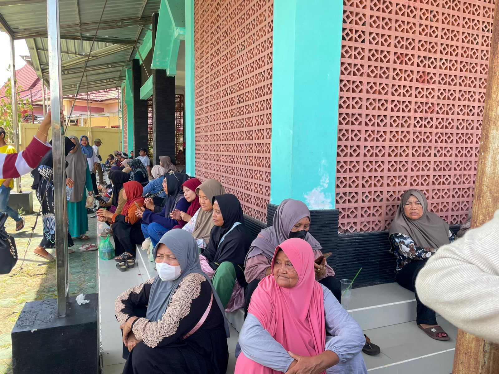 Para anggota koperasi tampak mendatangi Polres Seruyan untuk mengawal kasus dugaan perusakan yang menyeret dua rekannya, Kamis (27/11).