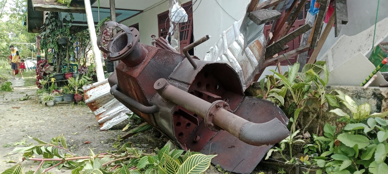 Mesin blower vulkanisir terbang sejauh 300 meter, lalu menghantam rumah warga di Jalan Pembulinan, Kelurahan Baru, Pangkalan Bun, Kamis (27/11).