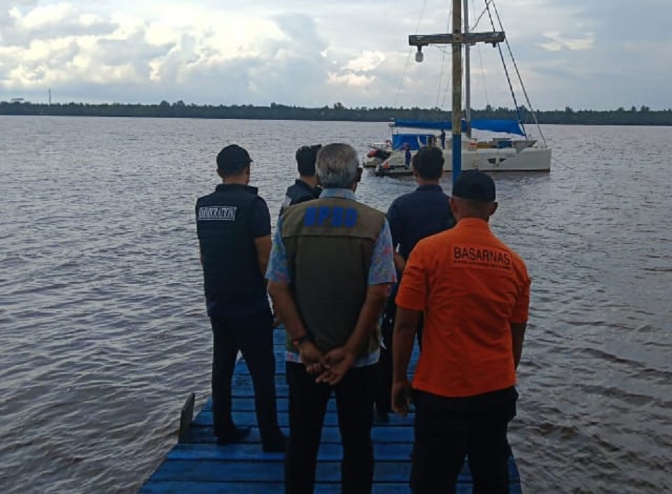 Sebuah Yacht sepasang warga Belgia, saat masuk di perairan Kotim, setelah mengalami kebocoran.