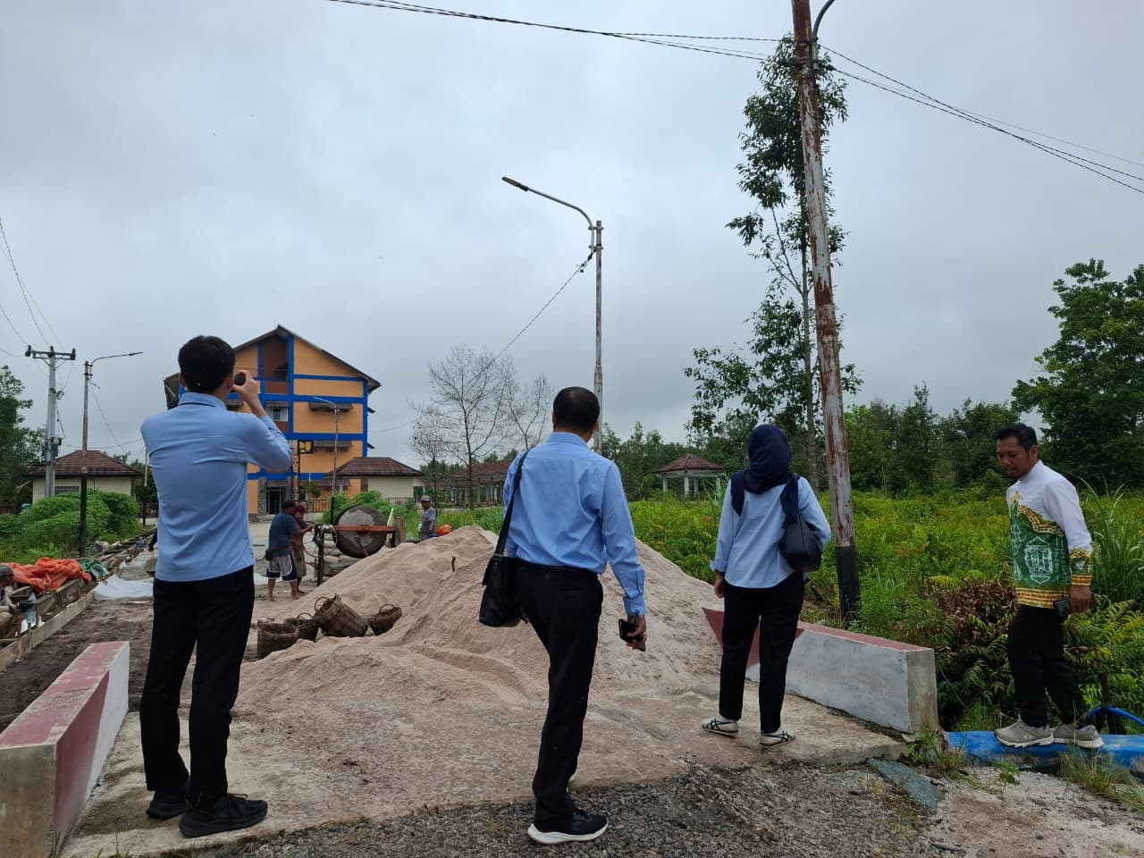 Tim BPKP saat melakukan monitoring dan evaluasi pembelajaran sekolah rakyat, serta meninjau lokasi rencana pembangunan gedung sekolah rakyat terintegrasi di Sampit, baru-baru tadi.