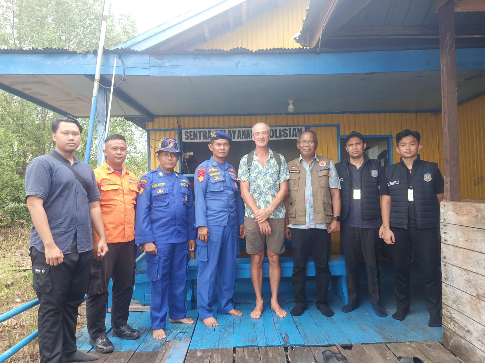 Warga Belgia bersama tim gabungan, setelah dibantu saat terdampar di pesisir Desa Satiruk Kecamatan Pulau Hanaut,Kamis (27/11)