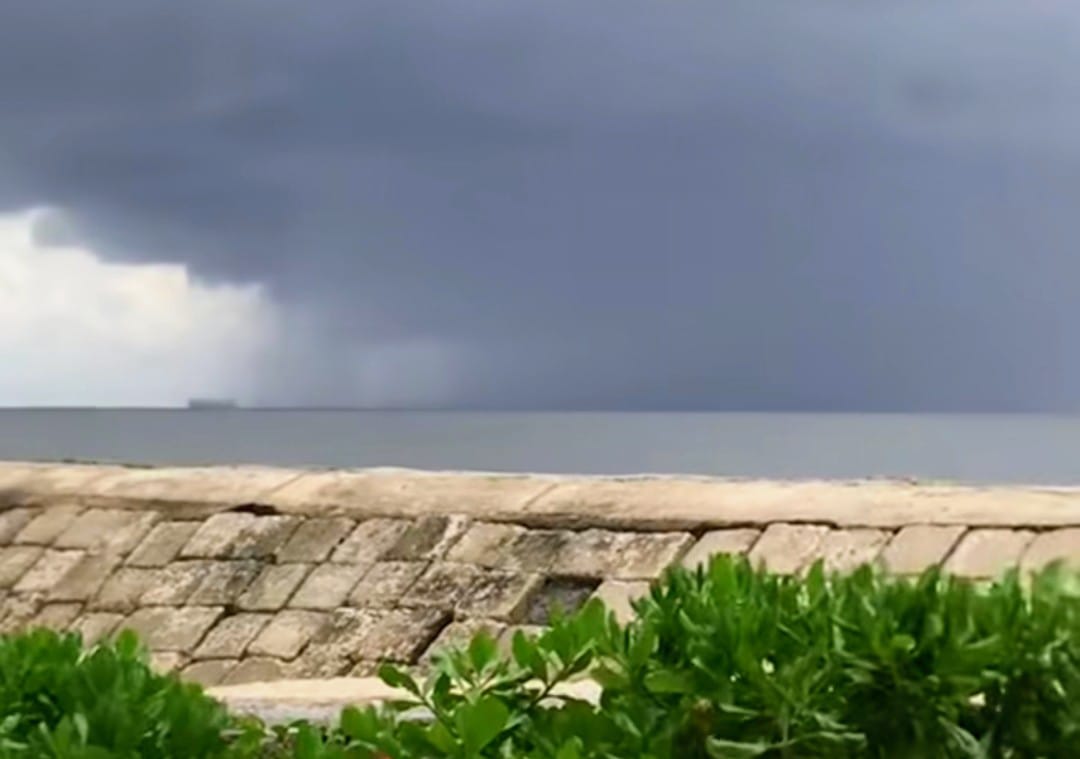 Awan pekat dilihat dari Pantai Ujung Pandaran Kecamatan Teluk Sampit, Kabupaten Kotawaringin Timur, Jumat (28/11).