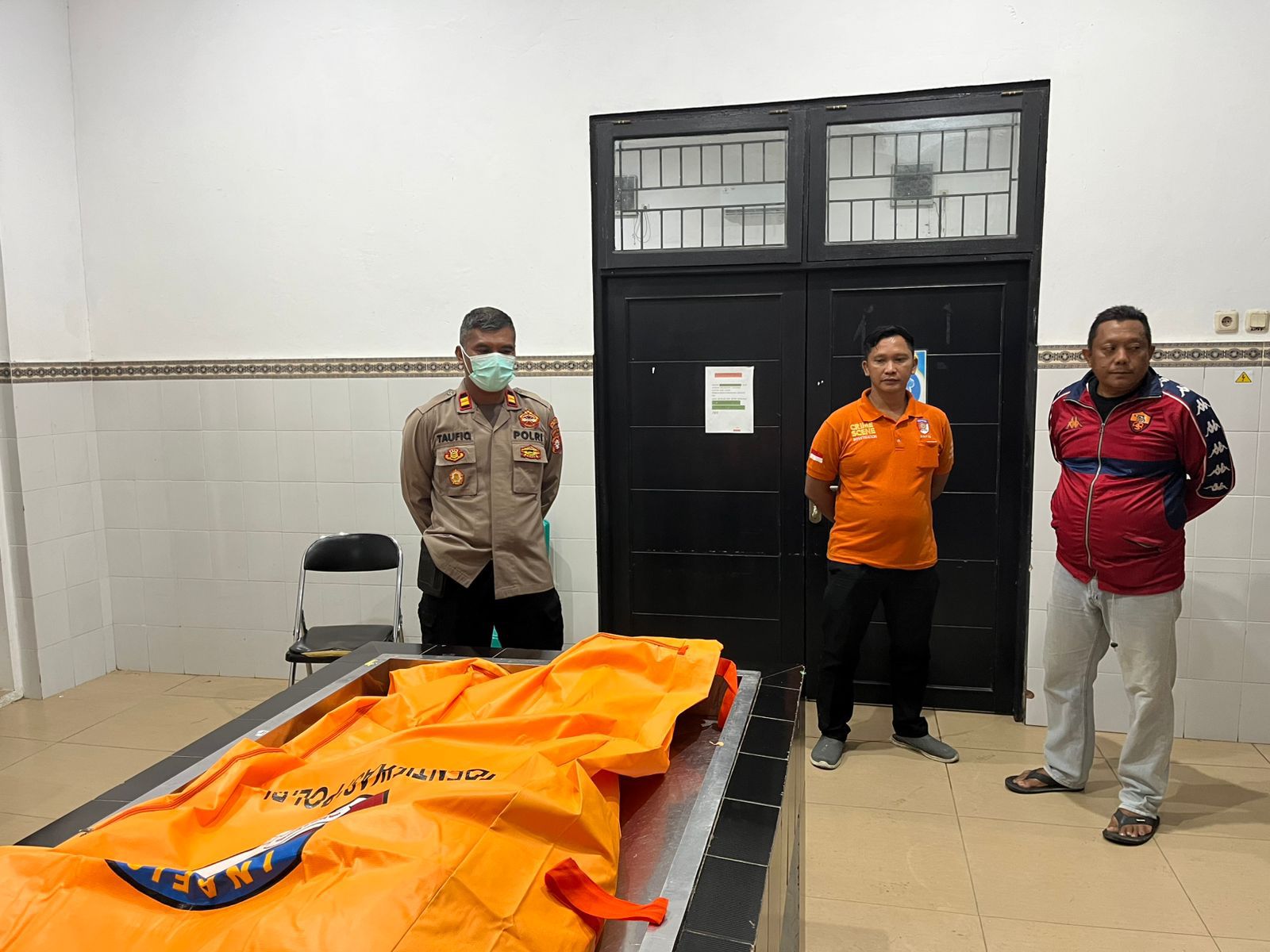 Polsek Sabangau bersama Unit Reskrim dan Tim Inafis Polresta Palangka Raya  mengevakuasi jasad seorang pria dari sebuah warung kopi di Jalan Mahir Mahar (lingkar luar), Kelurahan Kereng Bangkirai.