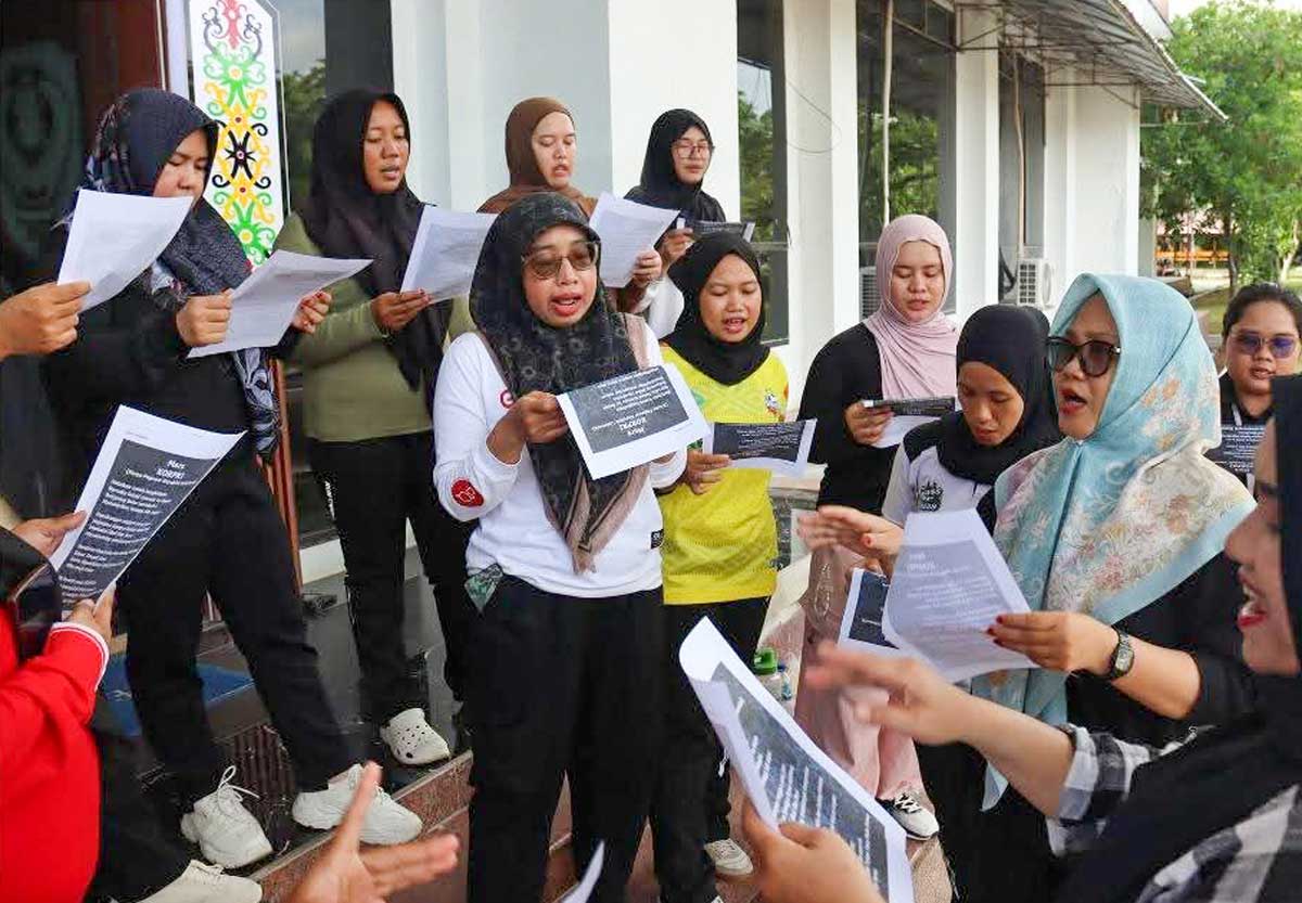 INTENSIF: Tim Paduan Suara Setda Seruyan semakin menggiatkan latihan agar tampil maksimal saat upacara peringatan HUT ke 54 Korpri.