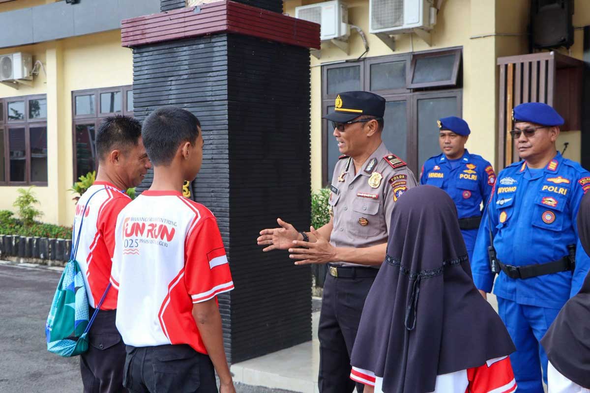 PELEPASAN: Prosese pelepasan tiga atlet pelajar dari komunitas lari Respek yang digelar Polres Seruyan, Jumat (28/11).