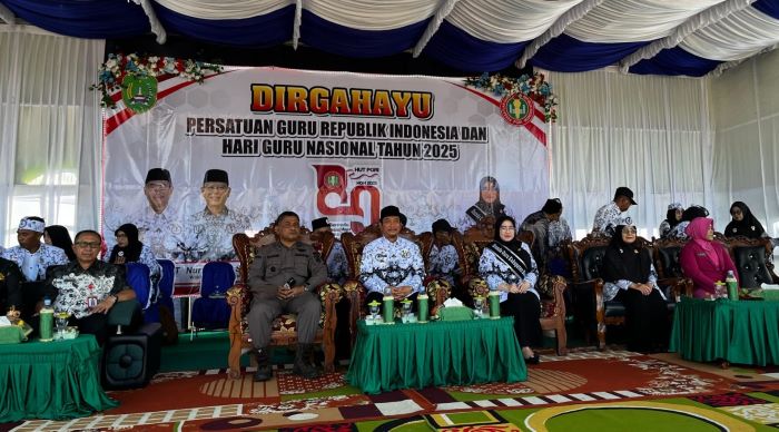 HUT PGRI : Bupati Sukamara Masduki saat menghadiri upacara peringatan Hari PGRI ke-80 di Kecamatan Jelai. FOTO: FAUZIANNUR/RADAR SAMPIT