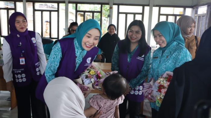 SAPA WARGA : Ketua TP-PKK Kalteng Aisyah Thisia Agustiar Sabran bersama Ketua TP-PKK Gumas Mimie Mariatie Jaya Samaya Monong menyapa orang tua dan anak yang memanfaatkan layanan posyandu