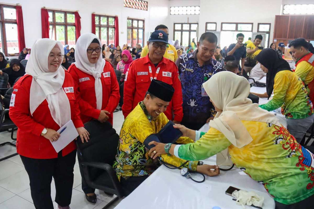 APRESIASI: Wabup Seruyan Supian memanfaatkan pelayanan kesehatan yang digelar PMI Kalteng di Kuala Pembuang, kemarin (28/11).