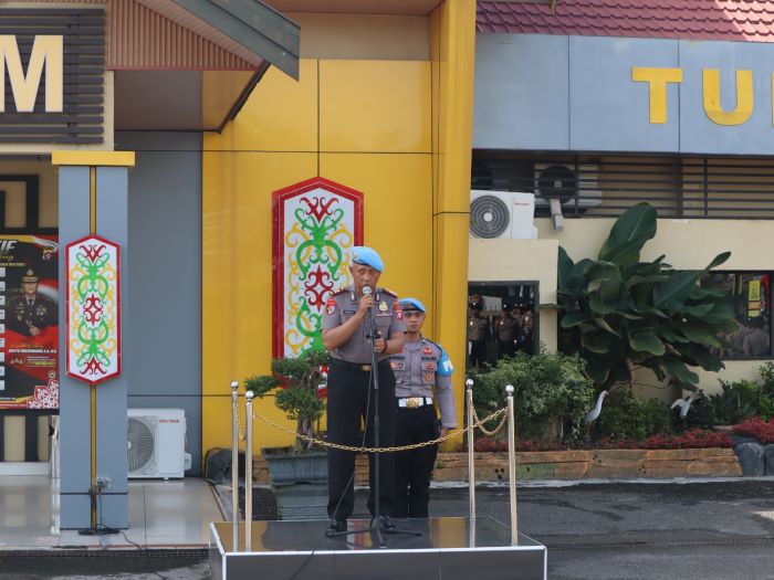 PIMPIN: Kasi Propam Polres Kotim AKP Budiman saat memimpin apel pagi, baru-baru tadi. FOTO: HUMAS POLRES KOTIM/RADAR SAMPIT
