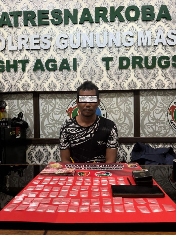 NARKOBA: Tersangka H (41) beserta barang bukti sabu ketika diamankan di Kantor Satres Narkoba Polres Gumas, Kamis (28/11/2025). FOTO : HUMAS POLRES GUMAS/RADAR SAMPIT