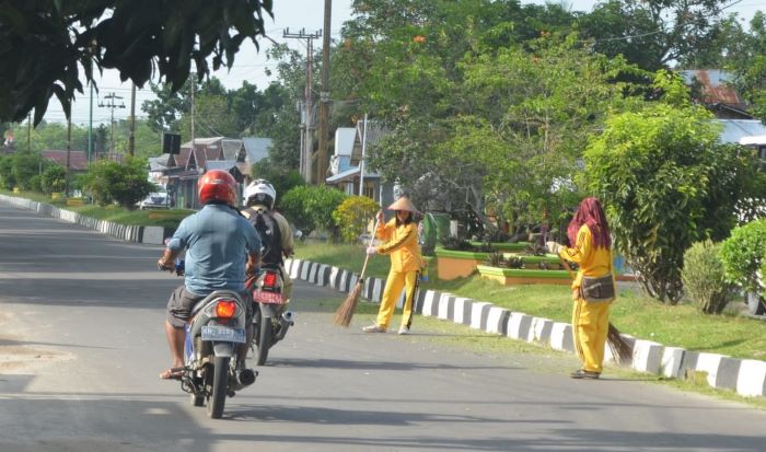 PERSAMPAHAN: Petugas kebersihan dari Dinas Lingkungan Hidup (DLH) membersihkan sampah di dalam kota Sukamara. FOTO: FAUZIANNUR/RADAR SAMPIT