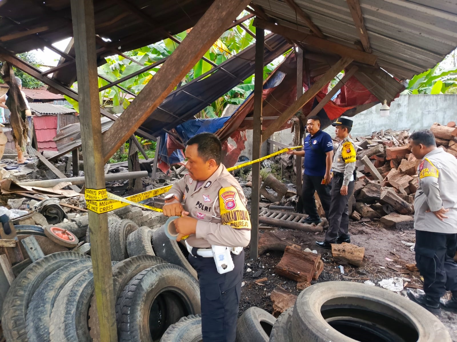 Pemasangan garis polisi di lokasi ledakan boiler (ketel) vulkanisir di Jalan Natai Suka, RT 19, Kelurahan Baru, Kecamatan Arsel, Kabupaten Kobar, Kamis (27/11).