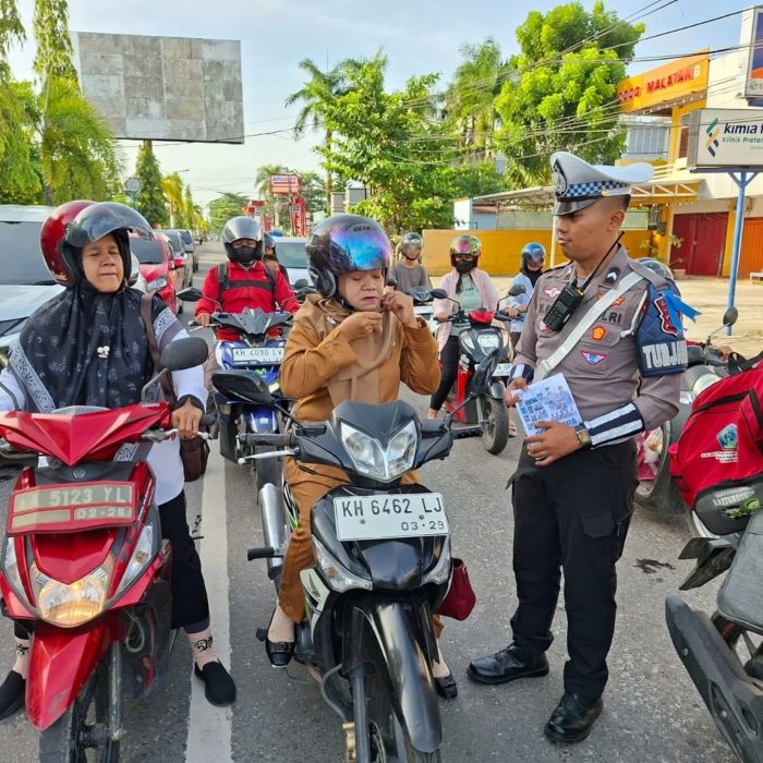 OPERASI ZEBRA : Polantas Polres Kotim mengingatkan pengendara bermotor untuk memperhatikan kelengkapan berkendara di jalan raya. FOTO: FAHRY/RADAR SAMPIT
