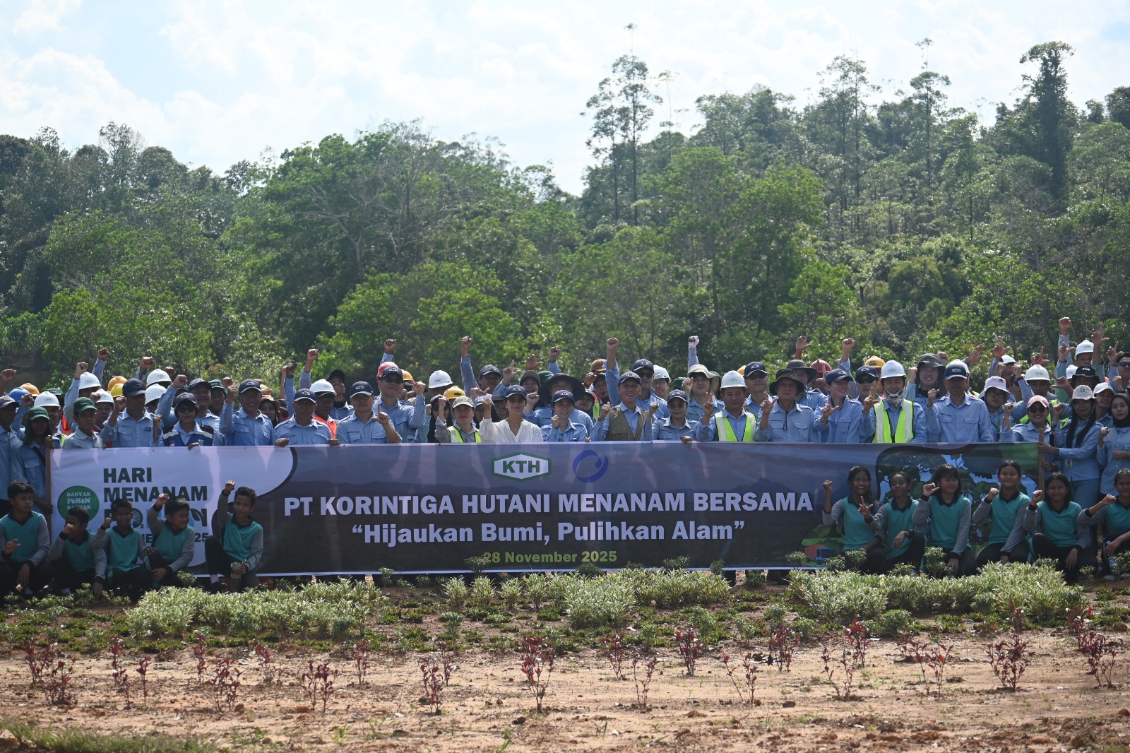 Jajaran Direksi PT. Korintiga Hutani dengan peserta tanam bersama