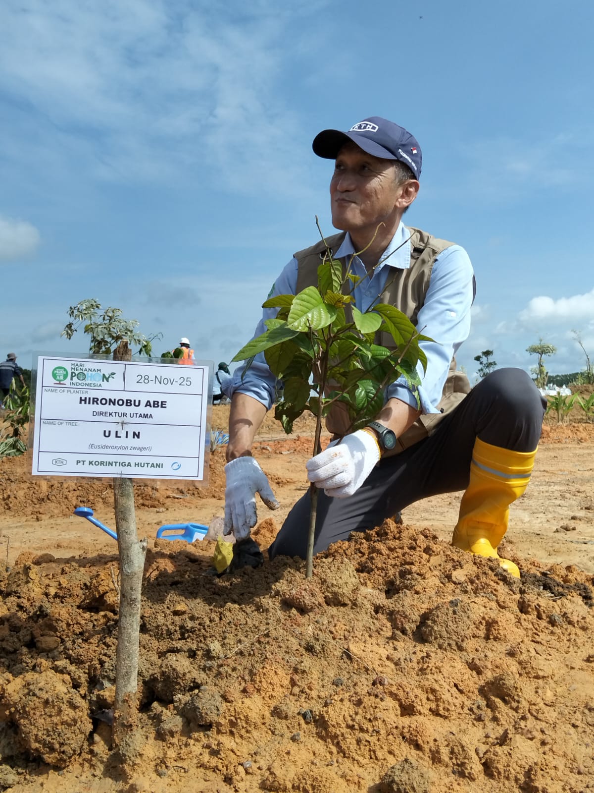 Direktur Utama PT Korintiga Hutani Hironobu Abe, menanam pohon kayu Ulin di lokasi Arboretum.