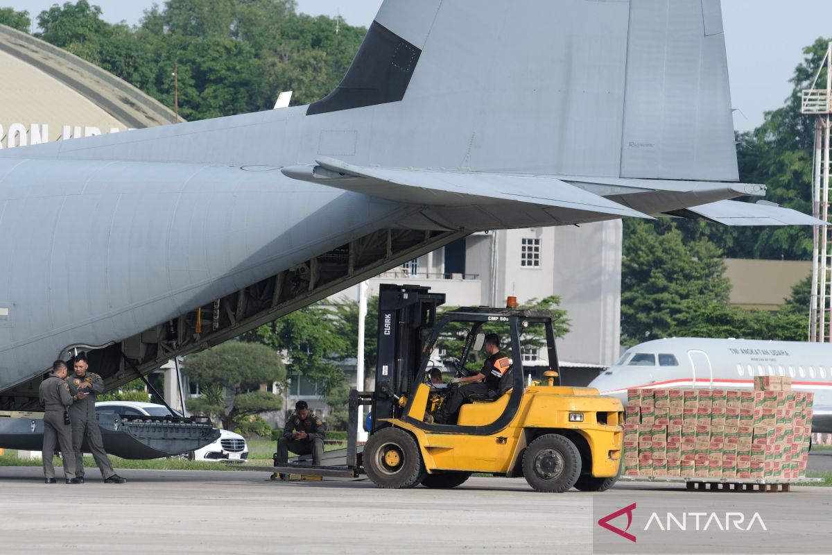 BANTUAN: Petugas memasukkan logistik bantuan ke pesawat angkut militer milik TNI AU di Lanud Halim Perdanakusuma, Jakarta, Jumat (28/11/2025).
