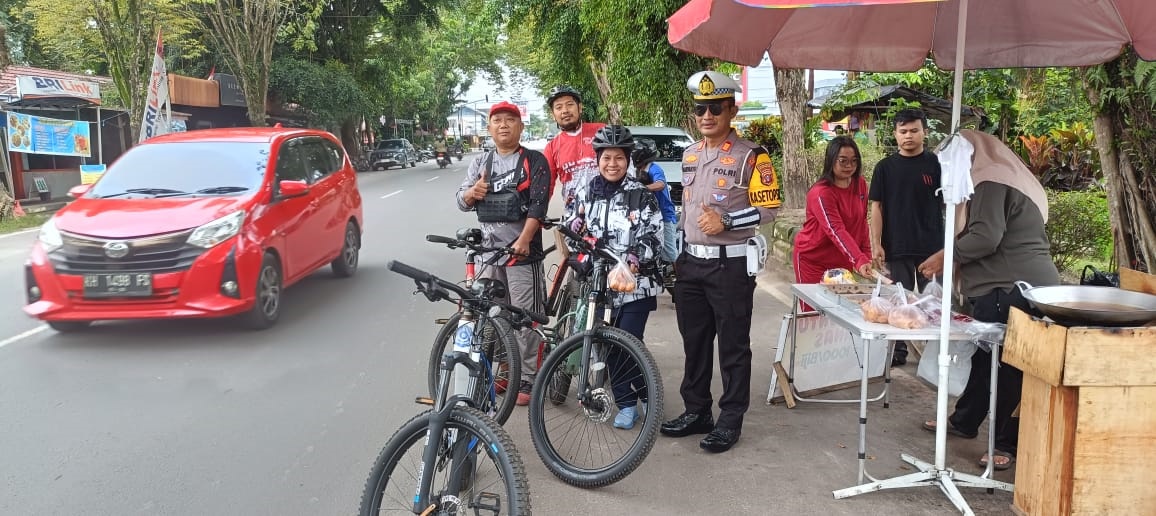 Kasat Lantas Polres Kotim AKP Hariyanto bersama Direktur Radar Sampit Siti Fauziah, wartawan Radar Sampit Heru Prayitno, dan guru SMAN 1 Mentaya Hilir Utara Susilo Adi saat gowes Sabtu (29/11)