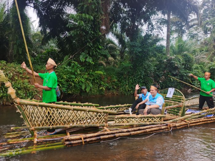 BAMBOO RAFTING : Bupati Lamandau Rizky Aditya Putra mengikuti Delang Hili Ecofest atau Festival Balayah Lanting alias Bamboo Rafting. FOTO: RIA/RADAR SAMPIT