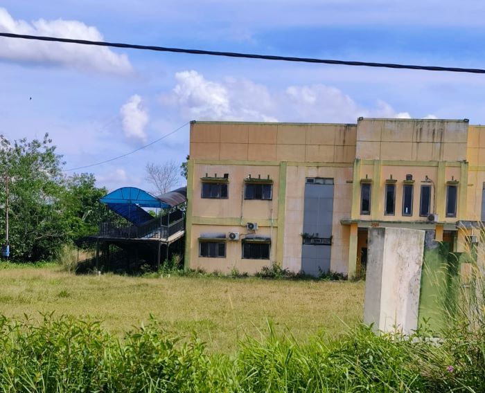 TAK TERAWAT : Kondisi gedung LPTQ di Jalan Pasir Panjang, Desa Pasir Panjang, Kecamatan Arsel, Kabupaten Kotawaringin Barat, Sabtu (29/11). IST/RADAR SAMPIT