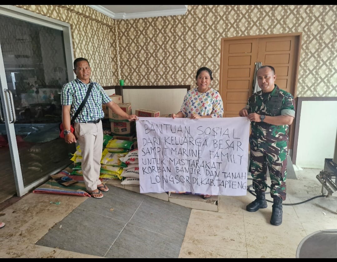 Bantuan dari Marine Family Sampit sudah tiba di Sibolga, dan diterima langsung oleh Dandenbekang I/2.A Sibolga, Letkol Cba Humitar Siagian (kanan) Jumat (28/11).