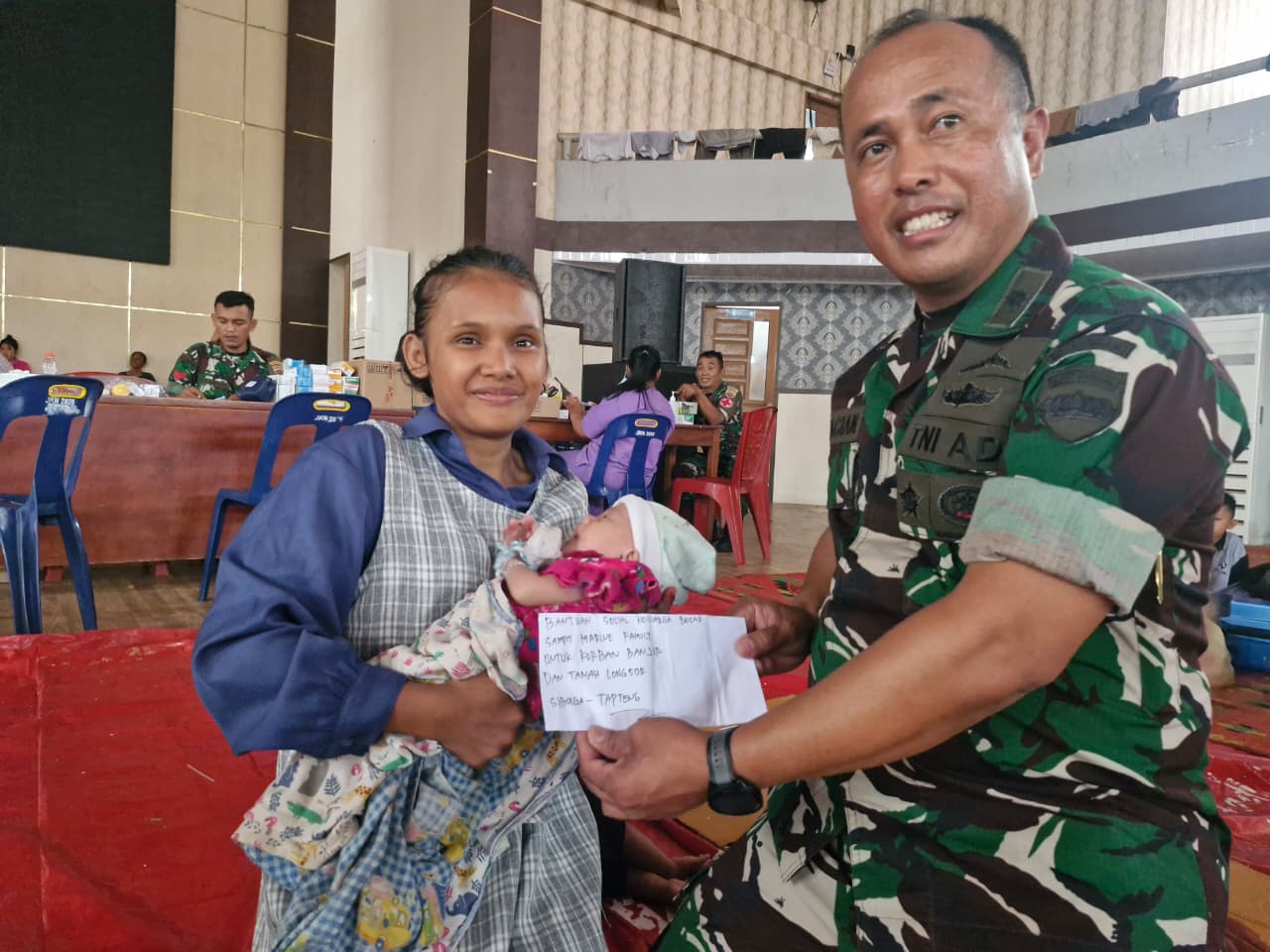 : Bantuan dari Marine Family Sampit sudah tiba di Sibolga, dan diterima langsung oleh Dandenbekang I/2.A Sibolga, Letkol Cba Humitar Siagian (kanan) Jumat (28/11).