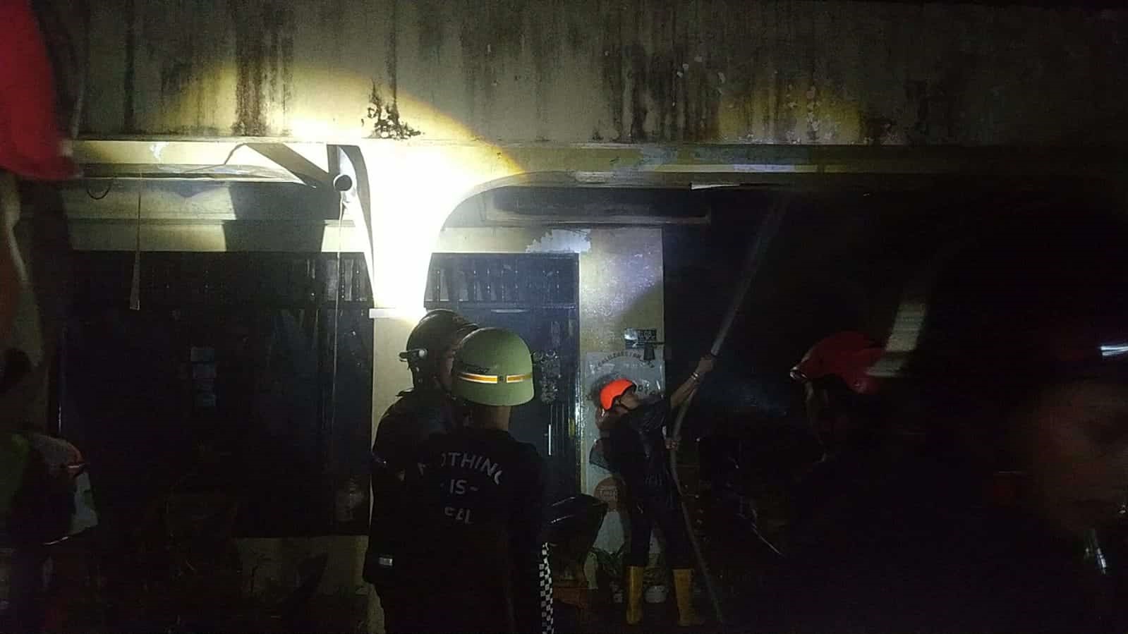 Petugas Damkar saat memadamkan api kebakaran di salah satu rumah di Jalan Mangku Rambang, Palangka Raya, Kamis (27/11) malam.