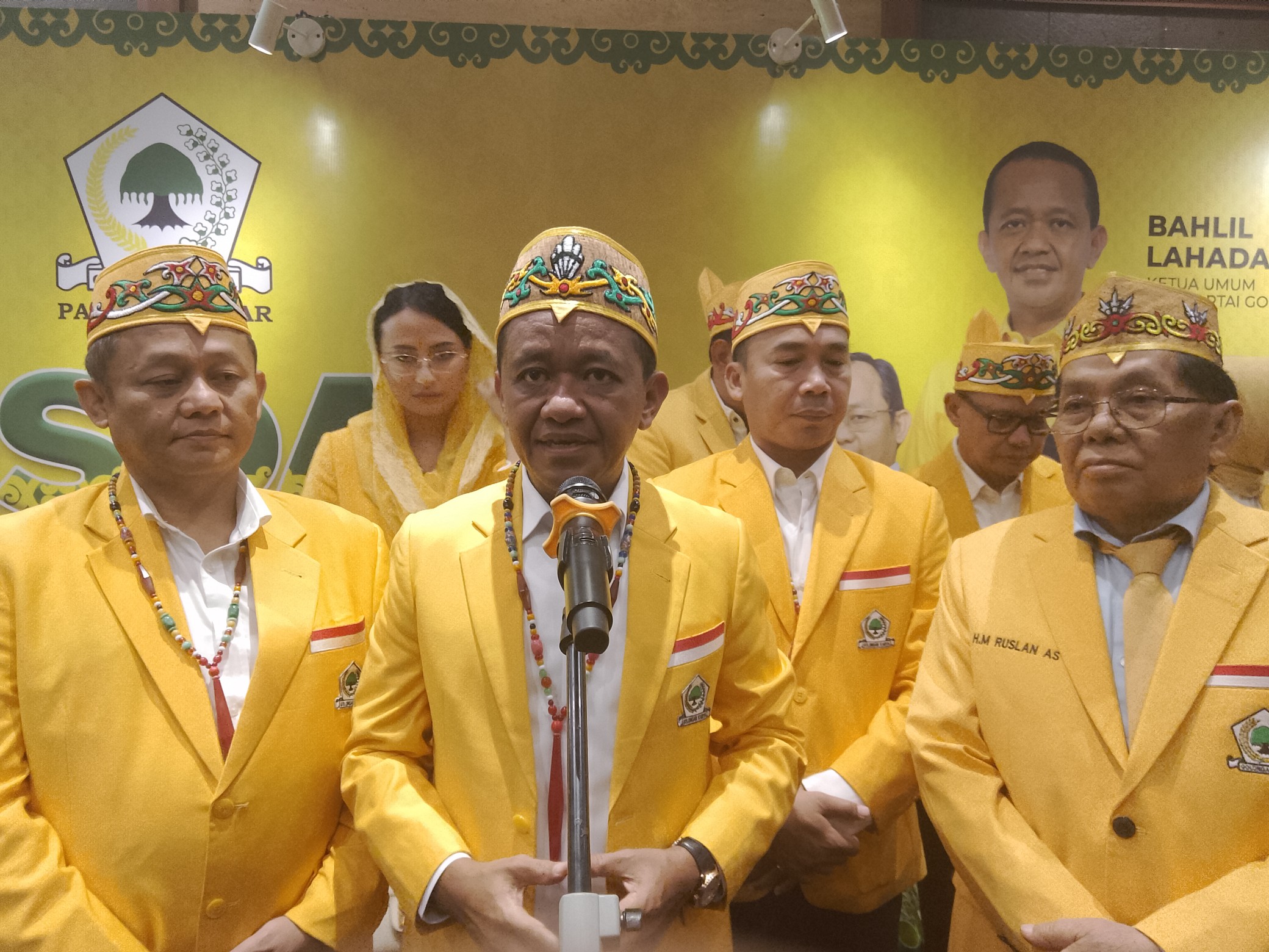 Ketua Umum Golkar dan Menteri ESDM Bahlil Lahadalia didampingi pengurus DPD Golkar Kalteng, diwawancarai disela Musda DPD Golkar Kalteng 2025, Sabtu (29/11).