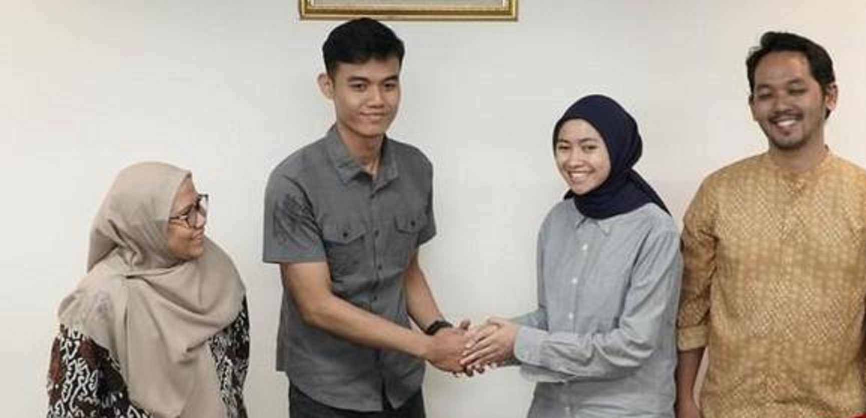Saling memaafkan antara Anita bersama suaminya, dan Argi saat mediasi
