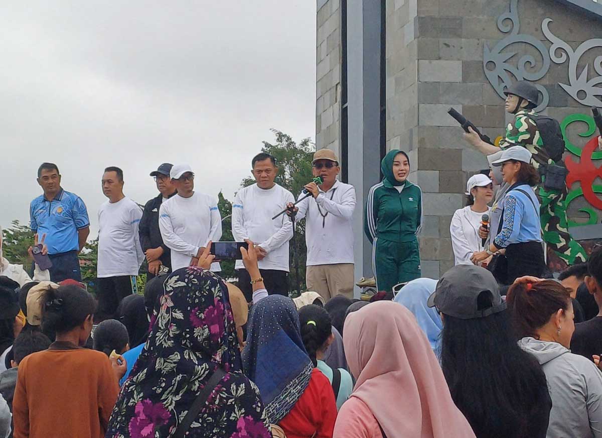 SENAM SEHAT: Gubernur Kalteng Agustiar Sabran hadir mengikuti senam sehat bersama di Bundaran Besar Palangka Raya, Minggu (30/11).