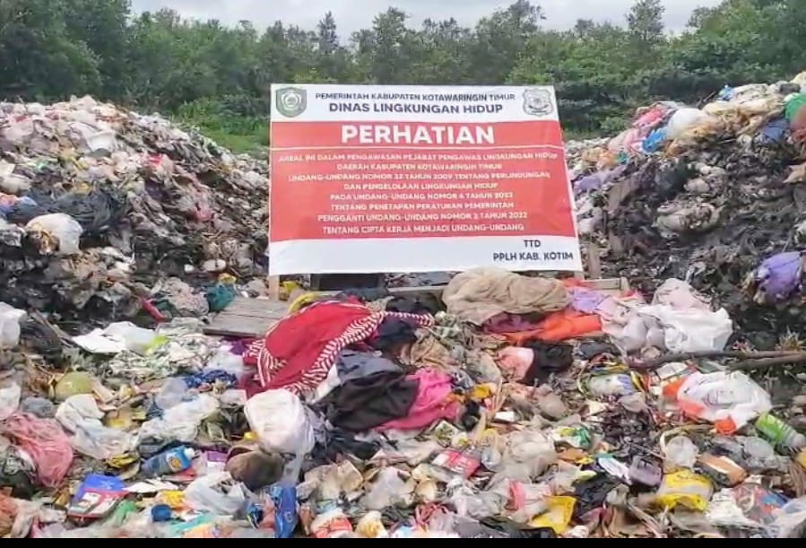 Spanduk larangan membuang sampah di perumahan sawit Raya Sampit. Namun warga setempat bingung, kemana membuang sampah, lantaran jarak depo dan TPA cukup jauh dari lokasi itu.