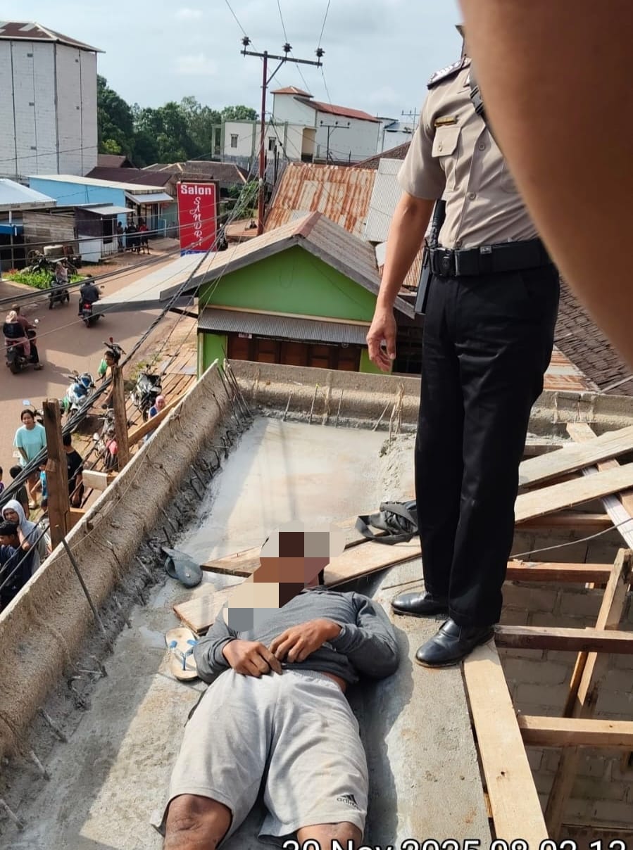 Seorang tukang bangunan di Kecamatan Parenggean sesaat setelah tersengat listrik, Minggu (30/11)
