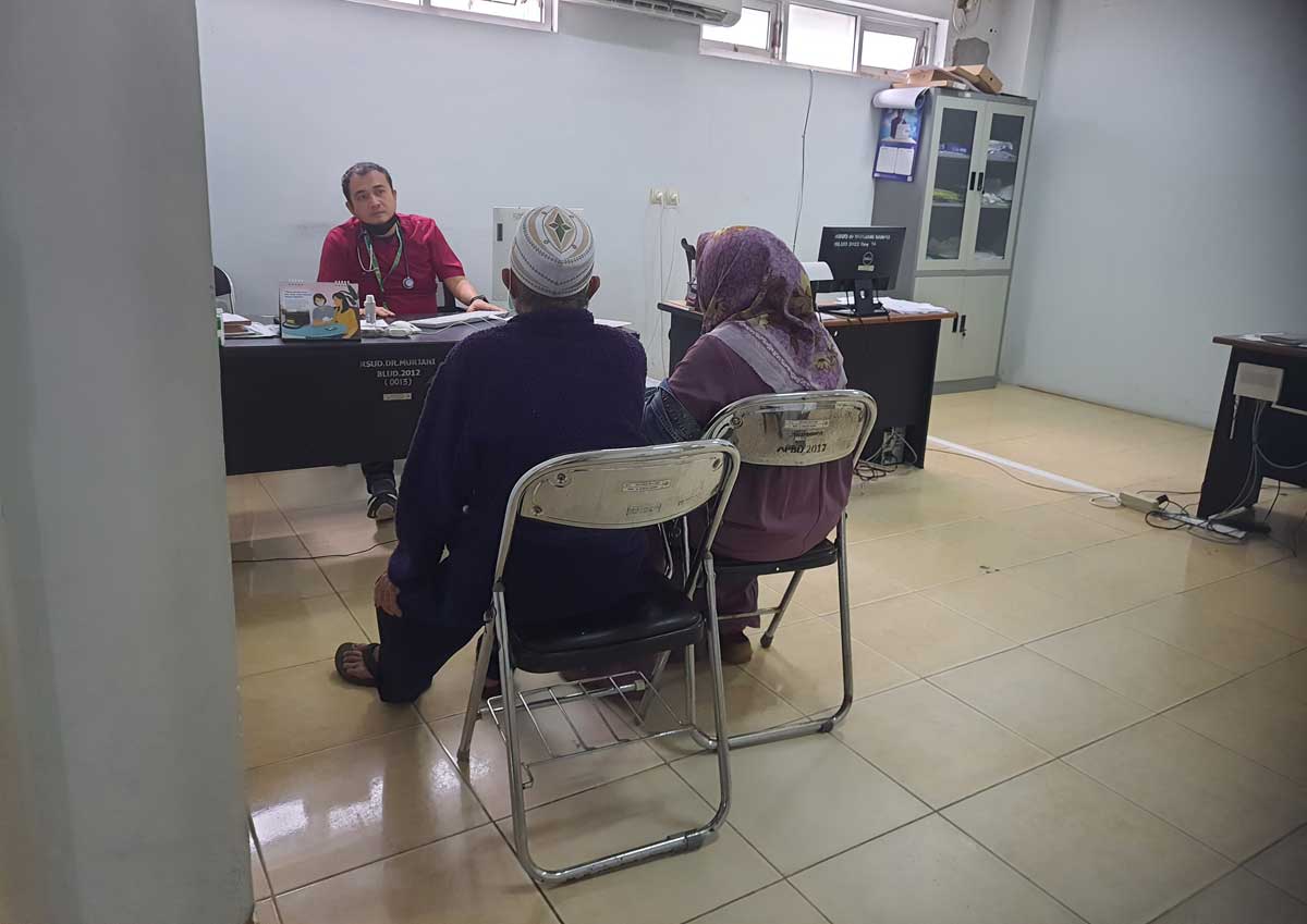 MELAYANI: Dokter Muhamad Taufiqurrahman saat memberikan pelayanan kepada pasien di Klinik Paru RSUD dr Murjani Sampit, Sabtu (29/11).
