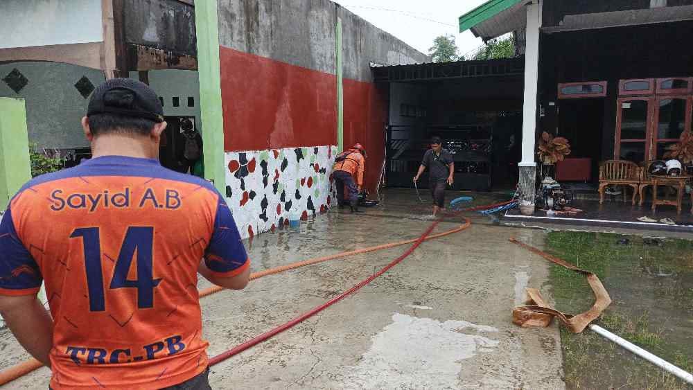 Penanganan banjir permukiman Jalan Musang, RT 05, Kelurahan Sidorejo Kecamatan Arsel, Kabupaten Kotawaringin Barat, belum lama ini.