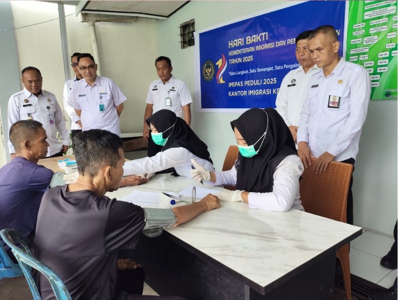 Kegiatan sosial seperti donor darah, pengobatan gratis, bantuan paket sembako dan renovasi fasilitas umum yang dilaksanakan Kantor Imigrasi Kelas II TPI Sampit