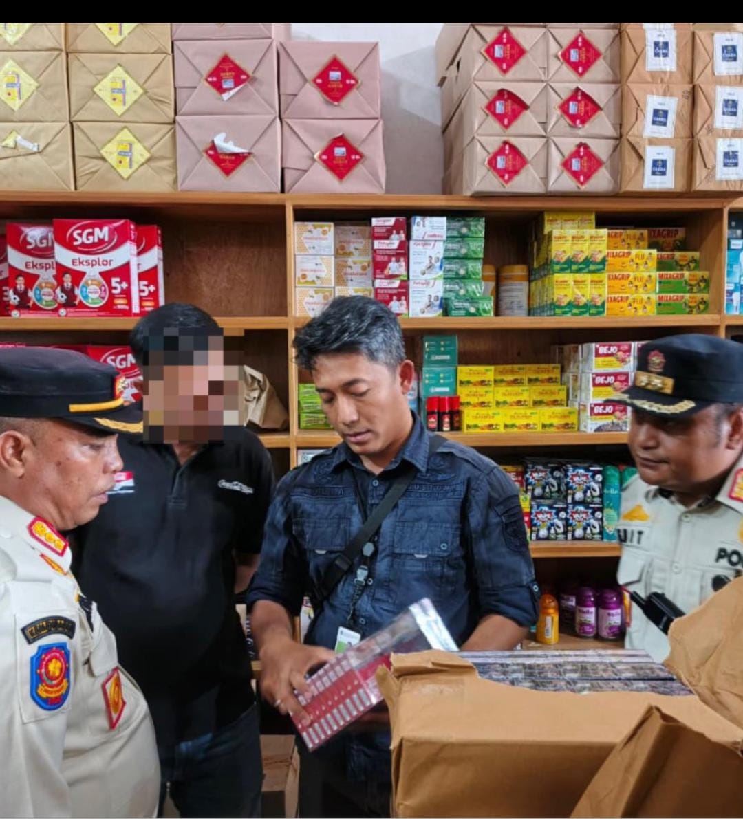 Pegawai Bea Cukai Sampit bersama Satpol PP Katingan, saat akan mengamankan belasan ribu batang rokok ilegal dari kegiatan operasi gabungan di Katingan.