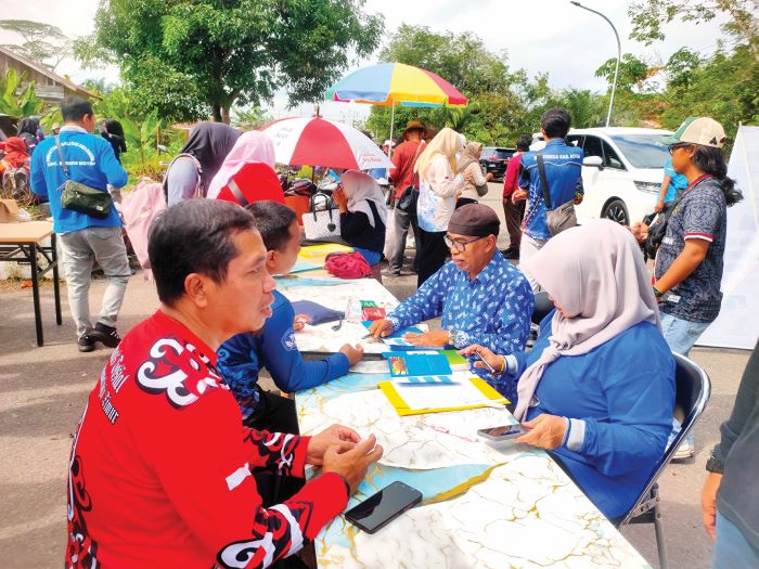 KESEHATAN: Antusiasme warga Kotim manfaatkan layanan cek kesehatan gratis yang digelar di sela peringatan HUT ke-54 KORPRI, Jumat (28/11/2025) lalu. FOTO: YUNI/RADAR SAMPIT