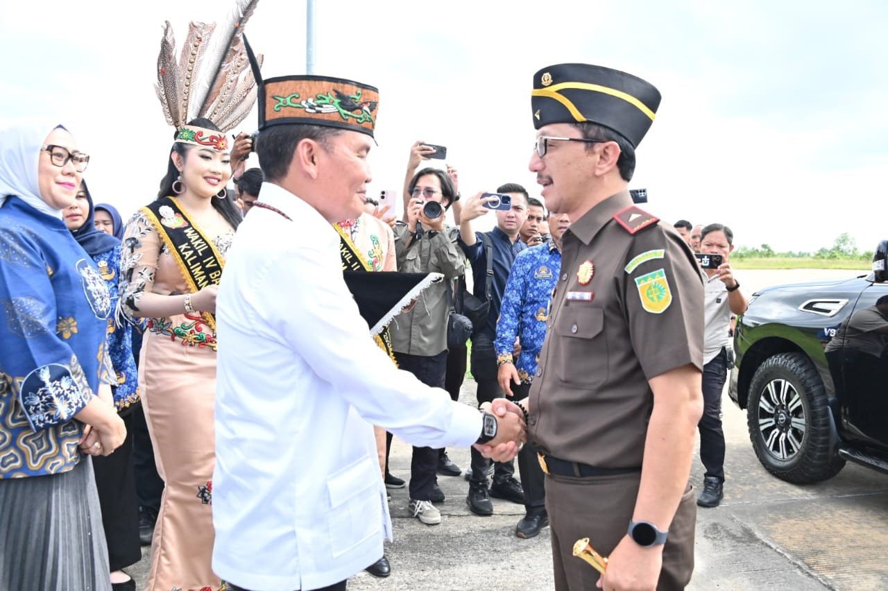 Gubernur Kalteng Agustiar Sabran saat menyambut langsung kedatangan Kajati Kalteng yang baru, Nurcahyo Jungkung Madyo, saat tiba di Bandara Tjilik Riwut Palangka Raya, Senin (1/12).