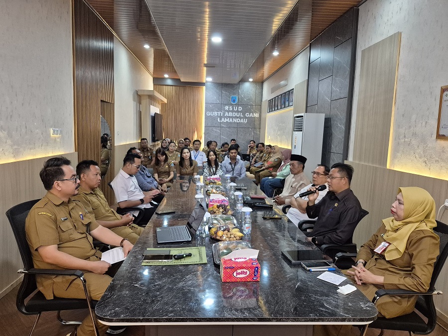 Forum konsultasi publik  (FKP) di aula RSUD Lamandau menghadirkan dewan pengawas, Wakil Ketua DPRD Lamandau, BPJS ketenagakerjaan, BPJS kesehatan, PBS, tokoh agama, tokoh masyarakat, dan insan pers