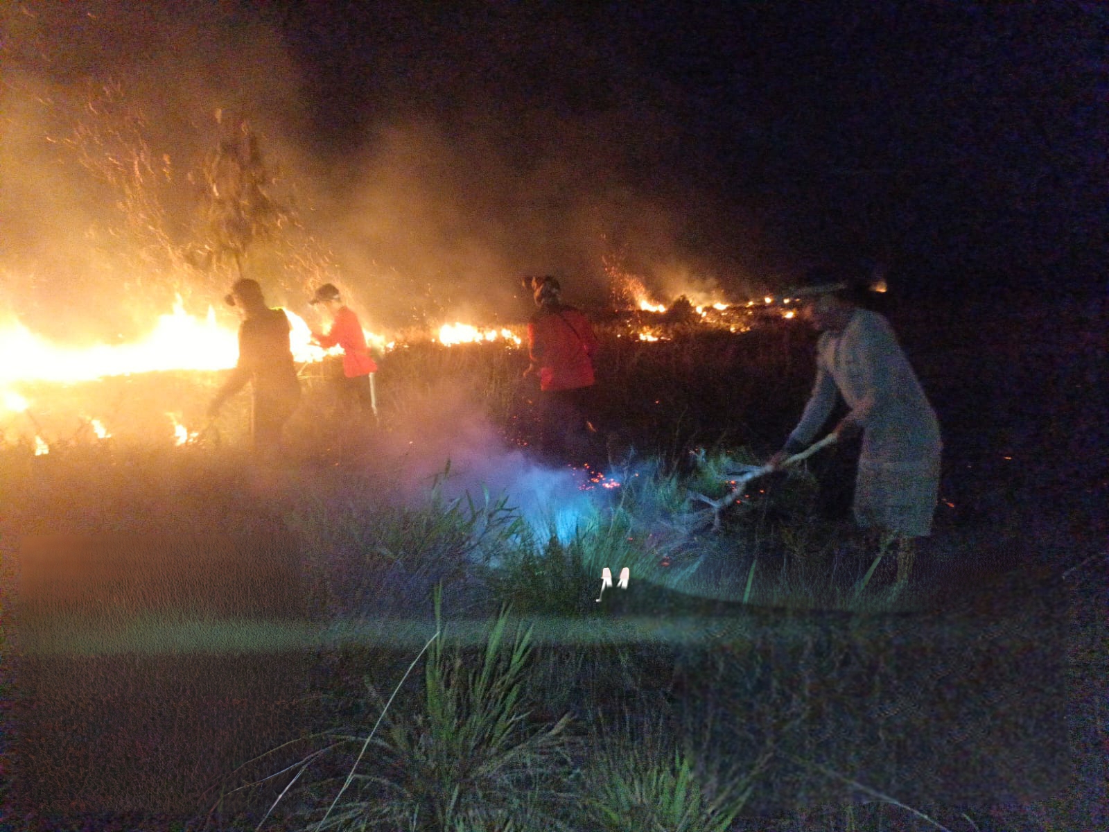 Tim MPA Desa Keraya saat memadamkan kebakaran lahan di Desa Teluk Bogam, Kecamatan Kumai, Kabupaten Kobar, Minggu (30/11) pukul 19.15 WIB.