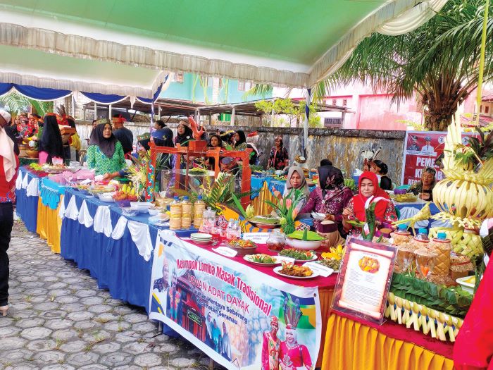 MASAKAN TRADISIONAL: Peserta lomba masakan tradisional pada pagelaran seni, budaya dan lomba masakan tradisional yang digelar oleh DAD Kotim. baru-baru tadi. YUNI/RADAR SAMPIT