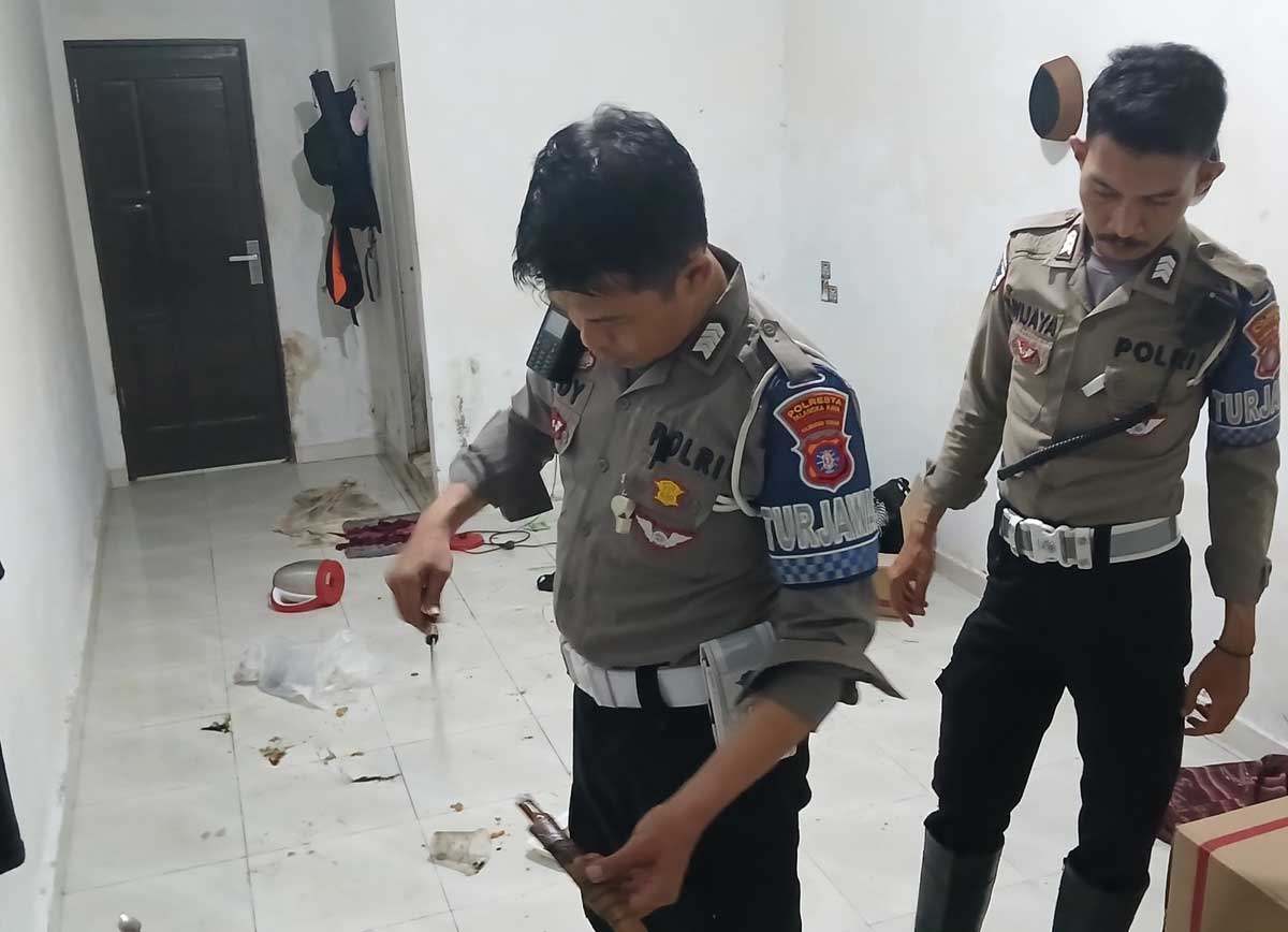 INSIDEN: Aparat kepolisian saat berada di lokasi perkelahian antara dua pria yang berebut senjata tajam.