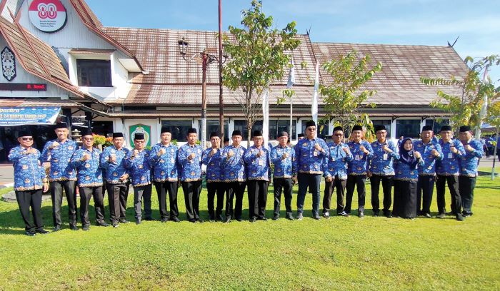 PEJABAT DAERAH: Jajaran pejabat di lingkungan Pemkab Kotim usai mengikuti upacara peringatan HUT ke-54 KORPRI tahun 2025, di halaman Kantor Bupati Kotim, Senin (1/12/2025). FOTO: YUNI/RADAR SAMPIT