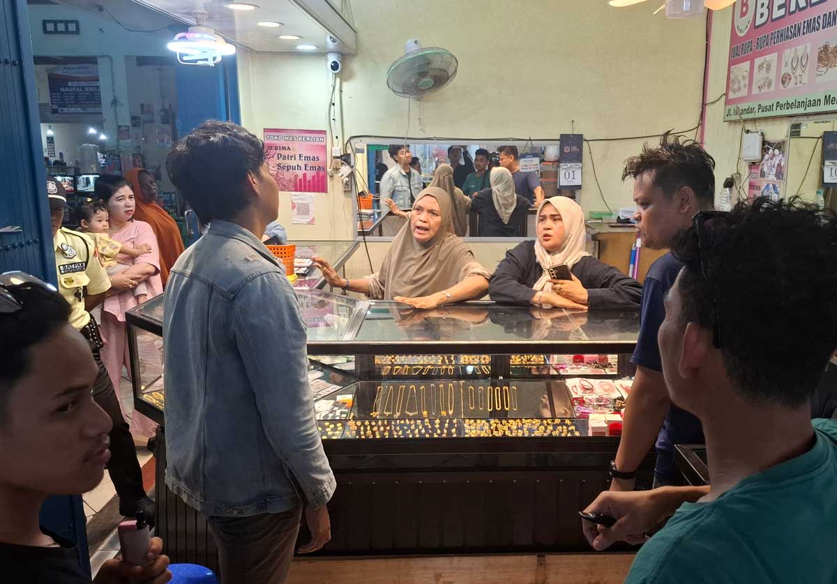 HEBOH: Suasana toko emas di PPM Sampit yang berujung keributan setelah transaksi antara pedagang emas dengan pemuda berinisial A, Senin (1/12).