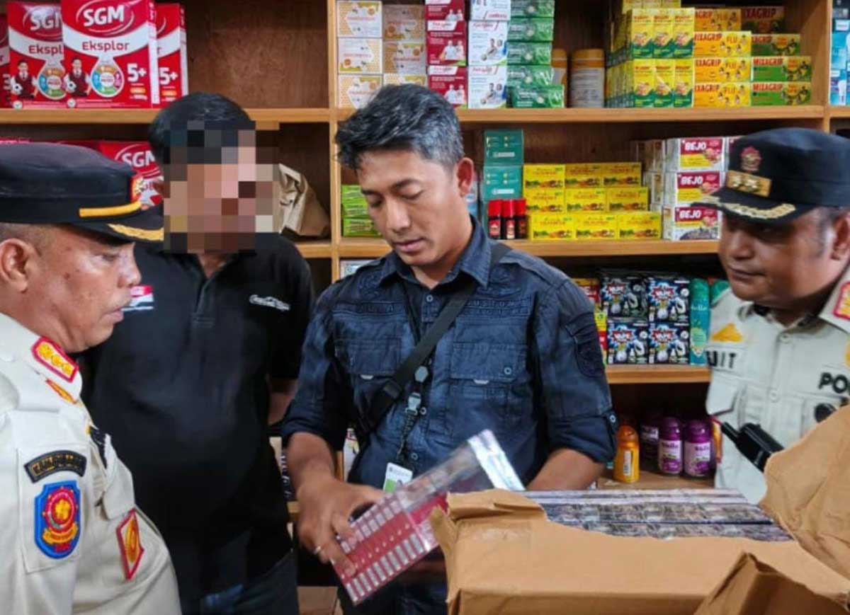 OPERASI GABUNGAN: Pegawai Bea Cukai Sampit bersama Satpol PP Katingan mengamankan rokok ilegal dari kegiatan operasi gabungan di Katingan.